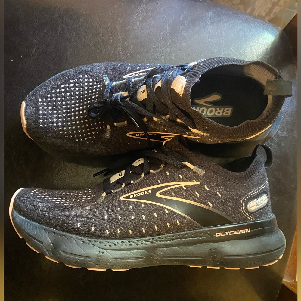 Women’s Brooks Glycerin Stealth fit size 8